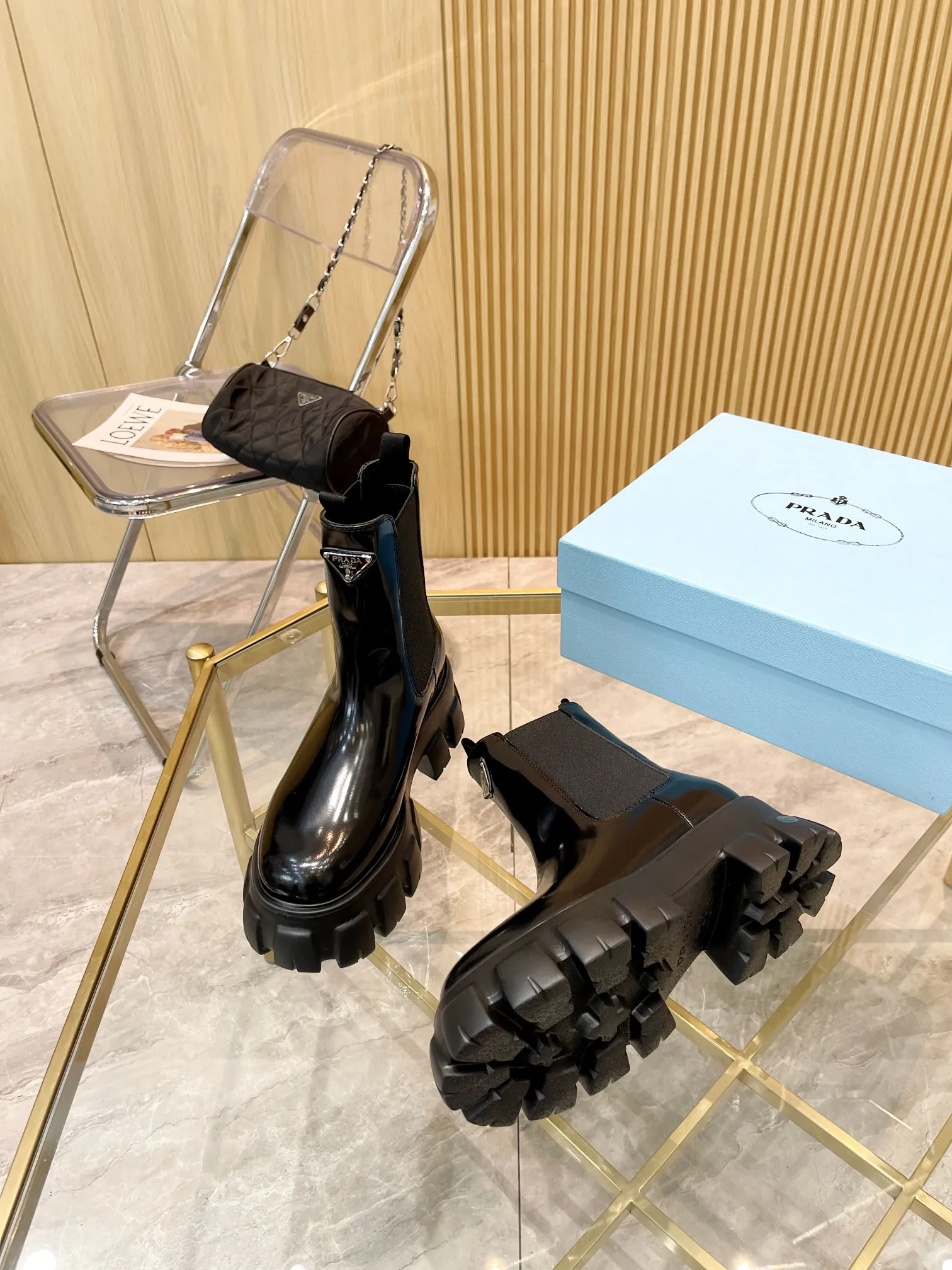 👟👟Ex-factory price 560👟👟 👟👟 2023 SSS launches the Prada short boots series. PRADA's early autumn and winter T-stage catwalk show is the same style as "Dreams never sleep". Prada can be used on important occasions. It has a fresh style with a little nobility and is perfect on the feet. 💃💃 Wear these shoes with them. They are elegant and crystal clear. The materials of various accessories are exclusively customized one to one, so that there is no distance from the original. The entire series is a combination of exciting and unexpected elements, allowing you to have a taste of the ever-changing style of the Prada girl. 🎀Upper: imported cowhide, patent leather, open-edge beaded cowhide 🎀Inner lining: cowhide lining🎀Outsole: original Italian outsole Color supply, code number 35-41 (40.41 customization is not returnable)